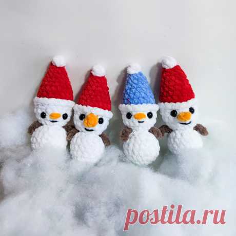 PDF Снеговичок крючком. FREE crochet pattern; Аmigurumi toy patterns. Амигуруми схемы и описания на русском. Вязаные игрушки и поделки своими руками #amimore - плюшевый снеговик к Новому году, новогодний снеговичок в шапочке, маленькие снеговички из плюшевой пряжи.