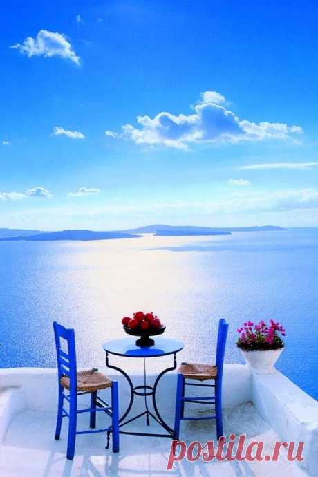 Patio in Santorini, Greece:  |  Найдено на сайте placespill.blogspot.jp.