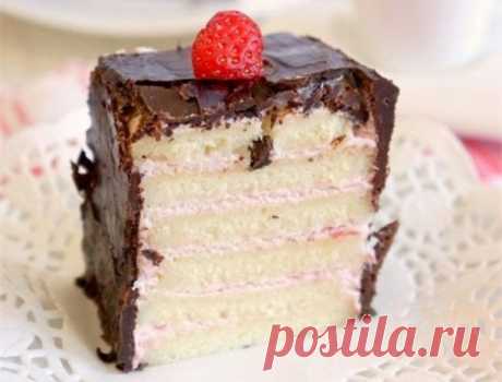 Торт с творожно-сливочным кремом Нежный бисквит с легким кремом и свежими ягодами.