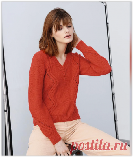 Стильный женский пуловер терракотового цвета - описание и схема вязания спицами