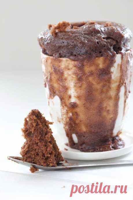 Как приготовить шоколадный кекс в кружке за 4 минуты - рецепт, ингридиенты и фотографии