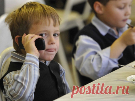 «Трудовое воспитание»: Госдума официально запретила сотовые телефоны школьникам | Деловой квартал DK.RU — новости Екатеринбурга