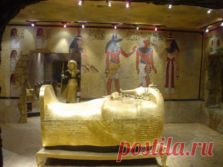Загадка в музее: древняя египетская статуя стала сама поворачиваться