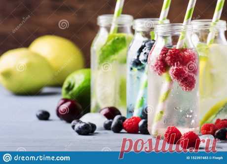 Набор напитков лета Лед ягоды, плода и цитруса безалкогольный освежая - холодные напитки и коктейли в стеклянных бутылках на сини Стоковое Изображение - изображение насчитывающей коктеилы, вытрезвитель: 152397483