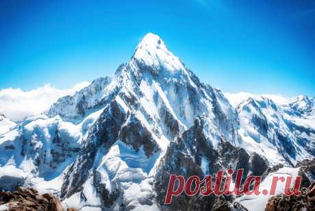 Объявлена новая высота Эвереста В 2015 году в Непале произошла серия землетрясений, что стало причиной смерти около 9000 человек, после чего возникли предположения, что высота Эвереста изменилась.