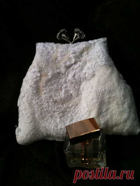 валяная вечерняя сумочка. ручки из искуственного хрусталя. декорирована шелком и бисером
