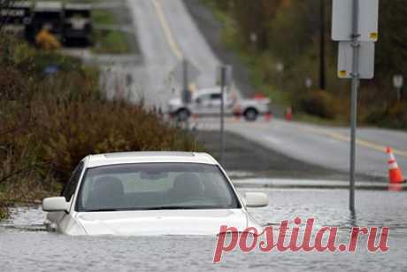 Оползень в Канаде заблокировал на шоссе сотни людей. В канадской провинции Британская Колумбия оползень, вызванный сильными дождями, заблокировал на участке горного шоссе сотни людей в автомобилях, власти отправили вертолеты, чтобы их эвакуировать. Целый небольшой город в том же районе пришлось эвакуировать из-за наводнения, пишет Reuters.