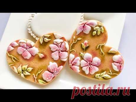 How to decorate floral cookies. Pressure piping.