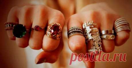 Благородные металлы или бижутерия — мы любим украшать свои руки кольцами, как женщины, так и мужчины. И кроме традиционных значений кольца, например, на безымянном пальце, как символа супружеских отношений, кольца, […]