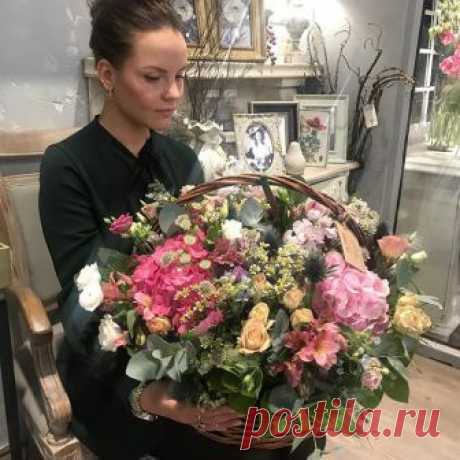 Очередная невероятная корзинка от @jolijardin_spb уже едет поздравлять прекрасную именинницу💜💜💜 Угадайте, сколько видов цветов мы использовали, для того, чтобы сделать эту красотку?☺️😎 #jolijardinspb #випбукетспб #большойбукетспб #цветыэкополис #цветывыборгскоешоссе #корзинацветовспб
🌸🌸🌸
Заказ и #доставкацветов www.jjfleur.ru
WhatsApp/Viber +7 (931) 352 58 57/Direct
Цветочная мастерская JoliJardin
СПб, Выборгское ш. 13
ТК Экополис Премиум