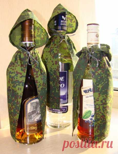 Как упаковать бутылку в подарок на мужской праздник в военной форме?