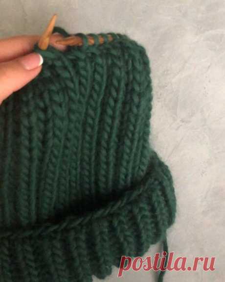 БЕСПЛАТНОЕ ОПИСАНИЕ от @feel.love.crochet 🧨 . Всем привет, я к вам сегодня с описанием шапки, английской резинкой из перуанской шерсти,…