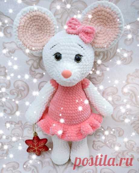 PDF Мышка Мира крючком. FREE crochet pattern; Аmigurumi doll patterns. Амигуруми схемы и описания на русском. Вязаные игрушки и поделки своими руками #amimore - Мышь, мышка из плюшевой пряжи, плюшевый мышонок, крыса.