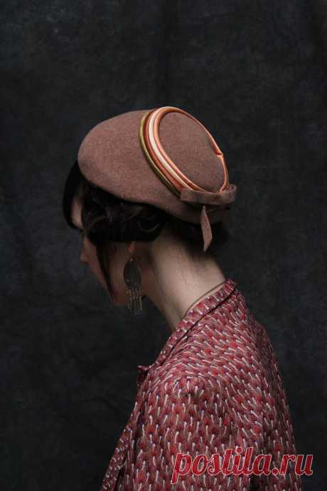 Vintage Hat . 1940s Tan Wool Cap . Satin Stripes . Pastel Felt