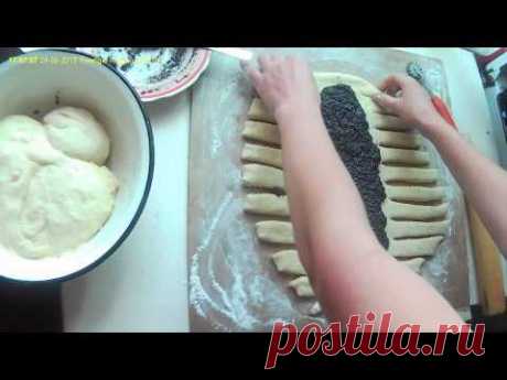 Плетенка из теста.   Braid the dough.