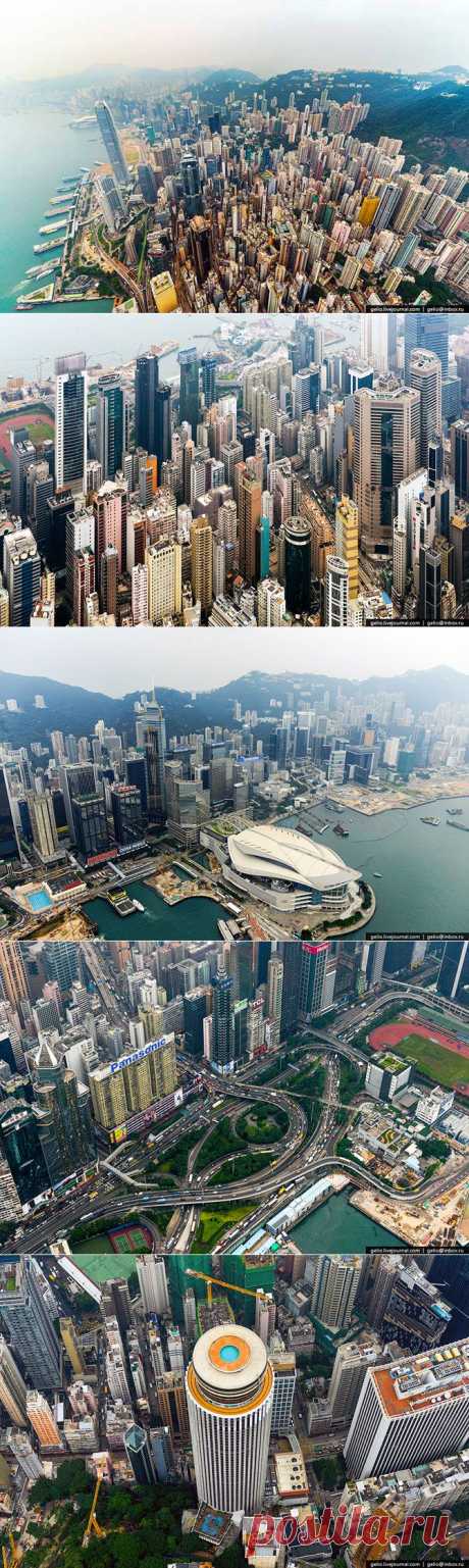 Гонконг – специальный административный район Китая. Является одним из крупнейших деловых центров Азии и мира, в котором построено почти 8000 высотных зданий, в том числе более 1300 небоскрёбов. В рейтинге городов мира с высотной застройкой Гонконг занимает первое место, c большим отрывом опережая Нью-Йорк, Сингапур, Чикаго и Дубай. Высочайшим зданием Гонконга является 118-этажный Международный коммерческий центр.