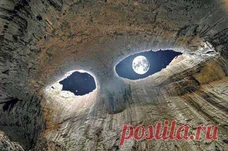 "Глаза Бога" Пещера Проходна. Болгария.