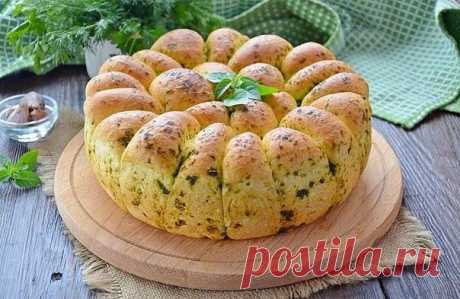 Пшеничный хлеб с зеленью и чесноком