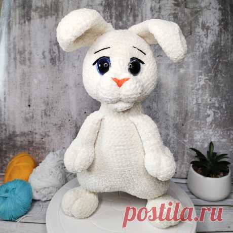 PDF Кролик Рик крючком. FREE crochet pattern; Аmigurumi animal patterns. Амигуруми схемы и описания на русском. Вязаные игрушки и поделки своими руками #amimore - плюшевый кролик, большой заяц, зайчик, зайчонок, зайка, крольчонок из плюшевой пряжи.