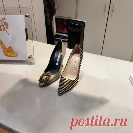 Яна Левашова Дизайнер Смотрю я на знаменитые Manolo Blahnik за 100т.р. из золотистой парчи, и понимаю, что скорее всего, они не намного удобнее, чем аналогичные модели из массмаркета. Хотя, невооружённым взглядом видно, что всё выполнено качественно и полнота нормальная. Но достаточно взглянуть на ноги звёзд, например, Виктория Бекхэм и др., не обделённые в средствах. Это некий театр и фарс, доказать, что можешь себе…