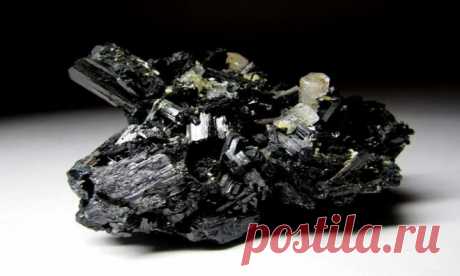 Черный турмалин (Шерл): магические свойства камня, значение, кому подходит | Всё про амулеты | Яндекс Дзен
