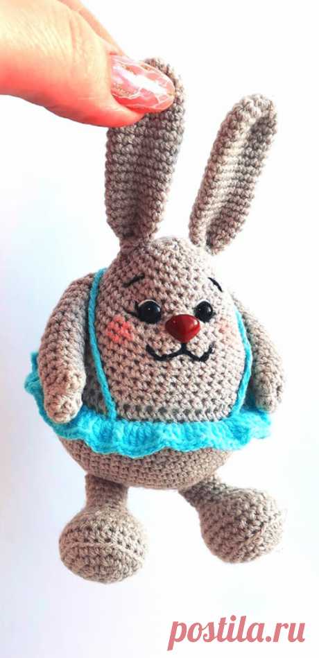 PDF Зайка на лужайке крючком. FREE crochet pattern; Аmigurumi animal patterns. Амигуруми схемы и описания на русском. Вязаные игрушки и поделки своими руками #amimore - заяц, маленький зайчик, кролик, зайчонок, зайка, крольчонок.