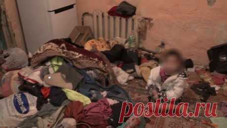 Полицейские Атырау посетили дом в пригородном Химпосёлке, где в кучах мусора жили трое маленьких детей. Привести жилье неблагополучной семьи в порядок им помогли волонтёры.