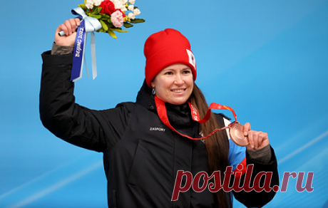 Сборная России поднялась на восьмое место в медальном зачете Олимпиады. В пятницу лыжник Александр Большунов принес команде серебро, заняв второе место в гонке на 15 км с раздельным стартом классическим стилем