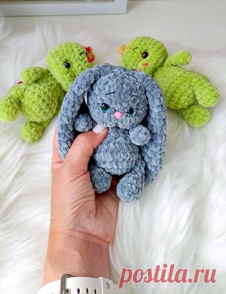 PDF Мини Дракоша с Зайкой крючком. FREE crochet pattern; Аmigurumi toy patterns. Амигуруми схемы и описания на русском. Вязаные игрушки и поделки своими руками #amimore - плюшевый дракон с зайцем, маленький дракончик и зайка из плюшевой пряжи, динозавр, динозаврик.