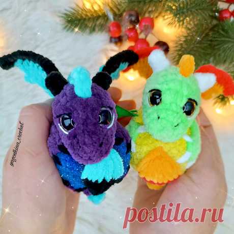 PDF Магический Дракончик крючком. FREE crochet pattern; Аmigurumi toy patterns. Амигуруми схемы и описания на русском. Вязаные игрушки и поделки своими руками #amimore - плюшевый дракон, украшение на ёлку в виде дракончика из плюшевой пряжи, ёлочное украшение, новогодний шар с драконом, Новый год.