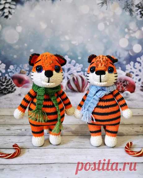 PDF Тигрик крючком. FREE crochet pattern; Аmigurumi animal patterns. Амигуруми схемы и описания на русском. Вязаные игрушки и поделки своими руками #amimore - тигр в шарфике, тигрёнок из обычной пряжи, котик, кот, кошечка, кошка, котенок.