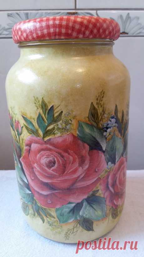 Pote decoupage floral | Artesanatos da Amanda | Elo7 Pote de vidro com pintura, decoupage floral, tampa revestida de biscuit e decoupage. 
O modelo do vidro é de palmito com a tampa de boca larga que mede 10 cm (a tampa é de metal).