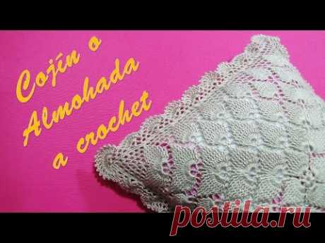 Cojín o Almohada tejido a crochet paso a paso en Puntos Hojas en Relieves  y Pavo Real