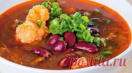 Овощной суп с фасолью Сделать суп более сытным поможет пара клубней картофеля.