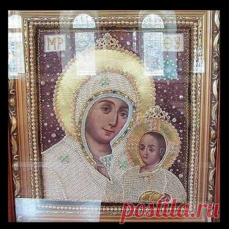 Эта икона Вифлеемской Божьей Матери. Это единственная икона, где Богородица улыбается. Эта икона помогает всем! Поставьте лайк и разместите у себя на странице, да поможет вам её волшебство!