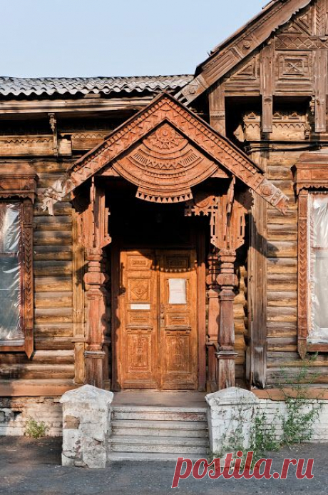 Old wooden house in Omsk, the capital of Western Siberia, Russia.  |  Pinterest • Всемирный каталог идей