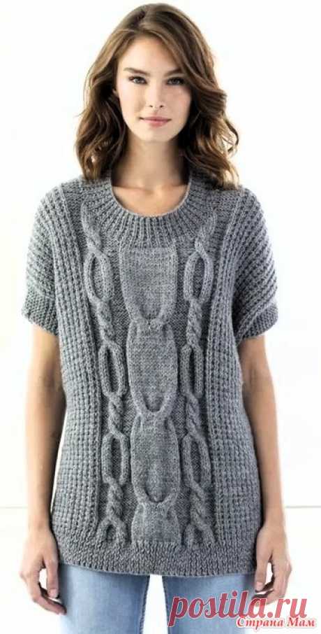Пуловер с крупными "косами" Modern Cable Дизайн Irina Poludnenko для Lion Brand Стильный джемпер с коротким рукавом украшают объемные косы по центру переда и спинки.