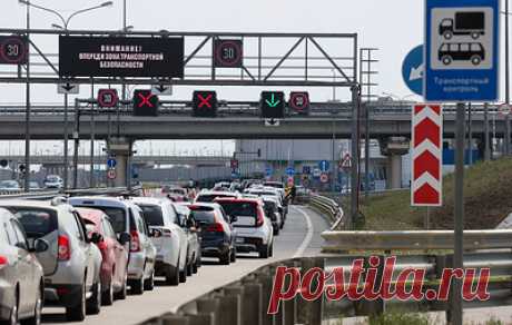 Со стороны Кубани проезда по Крымскому мосту ожидают 400 автомобилей. Со стороны Керчи в очереди находятся 320 транспортных средств