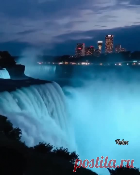 Прекрасный ночной вид на Ниагарские водопады