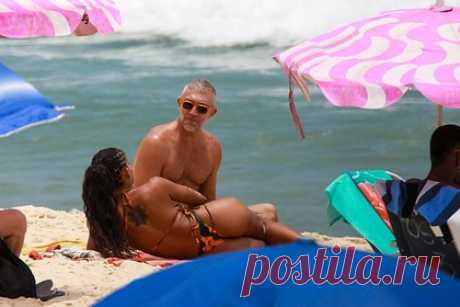 27-летнюю возлюбленную Венсана Касселя сняли в купальнике на пляже. Бразильская модель Нара Баптиста попала в объектив папарацци во время отдыха на пляже. 27-летнюю возлюбленную актера Венсана Касселя сняли в Рио-де-Жанейро в разноцветном купальнике и парео, повязанном на бедрах. На размещенных кадрах видно, что манекенщица также надела солнцезащитные очки.