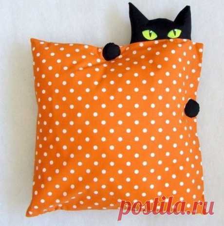 Оригинальные текстильные подушки с подглядывающими кошками