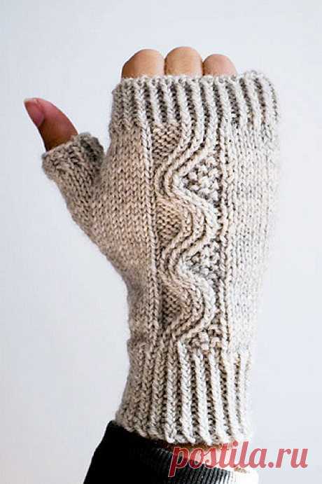 Ravelry: Nalu Mitts pattern by Leila Raabe