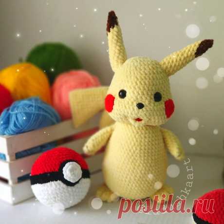 PDF Пикачу крючком. FREE crochet pattern; Аmigurumi toy patterns. Амигуруми схемы и описания на русском. Вязаные игрушки и поделки своими руками #amimore - плюшевый покемон Пикачу с покеболом, популярный персонаж аниме из плюшевой пряжи.