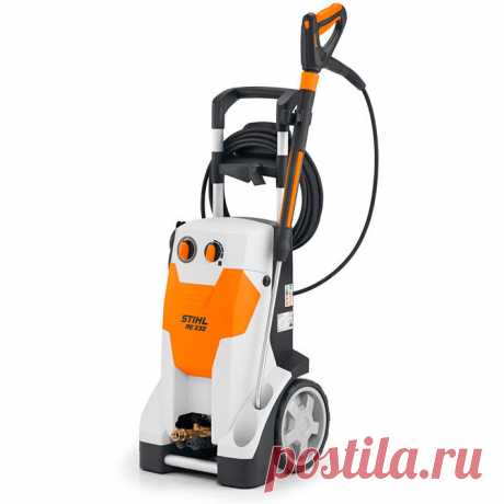 Stihl RE 232 - удобная в эксплуатации мойка с высоким давлением. Продолжительность срока службы обеспечивается наличием металлических поршней и латунной головки насоса. Благодаря мощному двигателю мойка имеет высокую производительность очистки. Имеется манометр (по центру), алюминиевая телескопическая ручка, передний откидной кожух, ручка для транспортировки, регулятор давления и расхода, поворотный держатель сетевого кабеля, армированный высоконапорный шланг, система дозировки моющего средства.