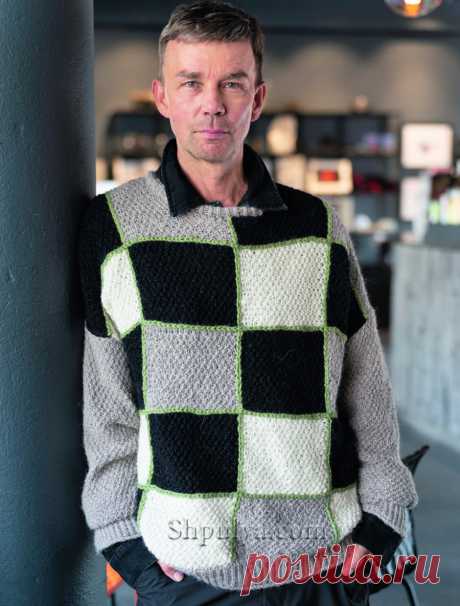 Спортивный мужской пуловер классической формы с манжетами и круглым вырезом. Крупные клетки вяжутся жемчужным узором из тонкой шерсти альпака трех цветов, а границы между ними позже подчеркиваются светло-зеленой нитью.