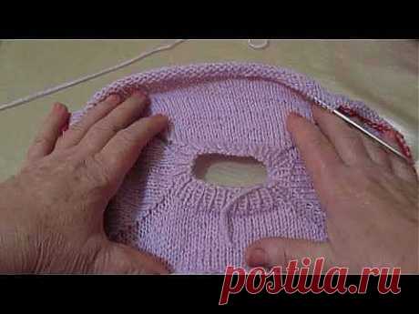 Вязание свитера круговыми спицами сверху без швов.