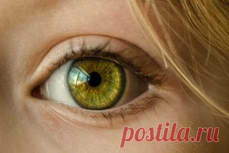 По глазам можно узнать биологический возраст Удивительно, но глаза могут указать на ваш биологический возраст. Офтальмолог может сделать выводы о вашем состоянии здоровья благодаря вашим глазам. Также таким образом можно определить фактический биологический возраст.Синий, серый или белый круг, который появляется вокруг радужной...