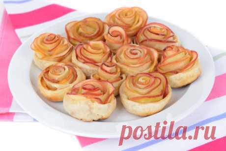 Вкусная идея на 8 Марта: пирожные "Розы из яблок" Рецепт потрясающих роз из яблок и слоеного теста