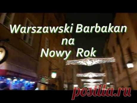 Warszawski Barbakan to gotycka budowla obronna z renesansową attyką  o szerokości 12-14 metrów, wysunięta 30 m przed mur zewnętrzny, wysokość 15 m od dna fosy. Ma kształt półkolistej baszty, złożonej z trójkątnych szczycików rozdzielonych sterczynami. Na dolnym poziomie umieszczono strzelnice artyleryjskie oraz przejazd, a na górnym kryty ganek z okrągłymi okienkami strzelniczymi na zewnątrz i do wewnątrz. Po obu stronach budowli umieszczono cztery trzykondygnacyjne półokrągłe baszty ze strzelni