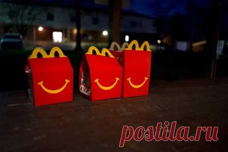 В Казахстане нашли оригинальный способ переименовать рестораны McDonald’s. На зданиях бывших ресторанов быстрого питания американской сети McDonald’s в Казахстане в ночь на 16 августа изменились вывески. В Алма-Ате нашли оригинальный способ переименовать заведения, на вывесках разместили разные имена: «Мен Аружанмын», «Мен Юлиямын», и другие (в переводе с казахского — «Я Аружан», «Я Юля»).